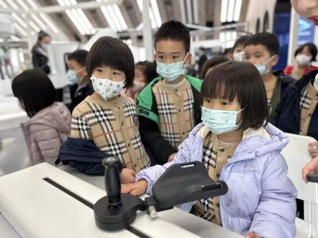 FB体育 FB体育平台萌娃们走进张江机器人谷体验科技带来的乐趣(图2)