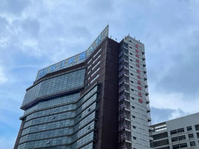 FB体育 FB体育平台萌娃们走进张江机器人谷体验科技带来的乐趣(图1)