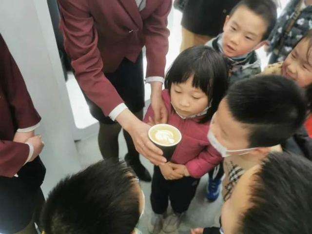 FB体育 FB体育平台萌娃们走进张江机器人谷体验科技带来的乐趣(图4)