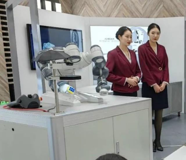 FB体育 FB体育平台萌娃们走进张江机器人谷体验科技带来的乐趣(图5)
