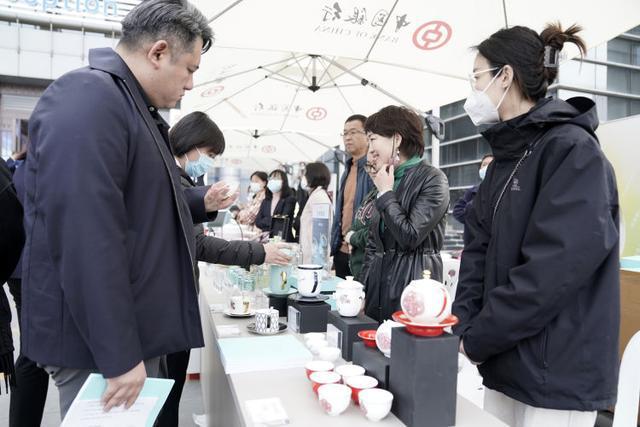 FB体育 FB体育平台丝绸、陶瓷、新能源车……“淄博制造顶呱呱” 11个国家客商齐聚淄博洽谈合作(图2)