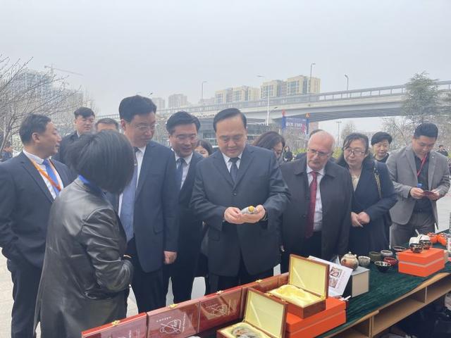 FB体育 FB体育平台丝绸、陶瓷、新能源车……“淄博制造顶呱呱” 11个国家客商齐聚淄博洽谈合作(图1)
