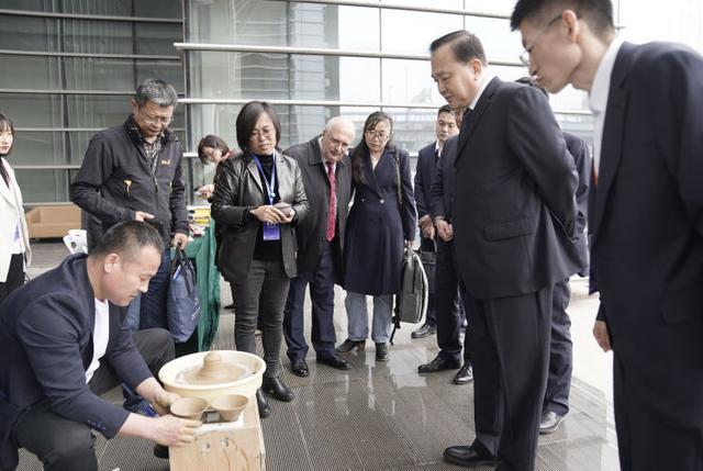 FB体育 FB体育平台丝绸、陶瓷、新能源车……“淄博制造顶呱呱” 11个国家客商齐聚淄博洽谈合作(图4)