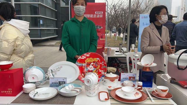 FB体育 FB体育平台丝绸、陶瓷、新能源车……“淄博制造顶呱呱” 11个国家客商齐聚淄博洽谈合作(图8)
