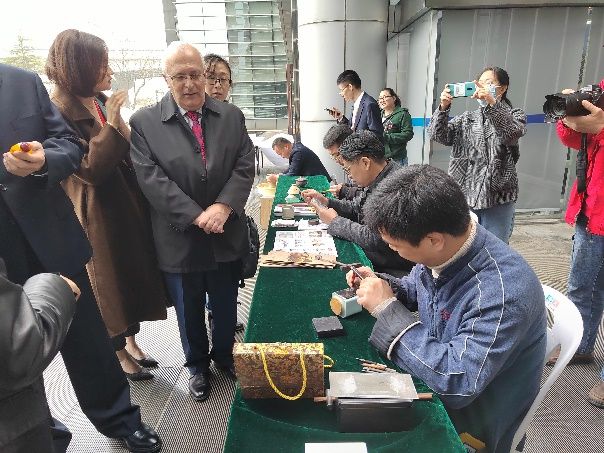 FB体育 FB体育平台丝绸、陶瓷、新能源车……“淄博制造顶呱呱” 11个国家客商齐聚淄博洽谈合作(图6)