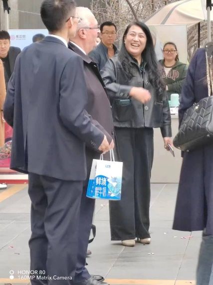 FB体育 FB体育平台丝绸、陶瓷、新能源车……“淄博制造顶呱呱” 11个国家客商齐聚淄博洽谈合作(图12)
