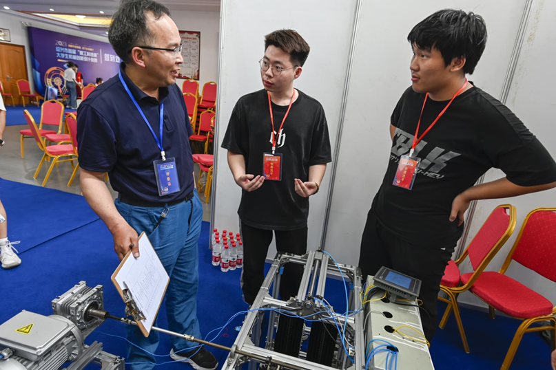 FB体育 FB体育平台51个项目展示奇思妙想 浙江绍兴首届大学生机械创新设计竞赛举行(图1)