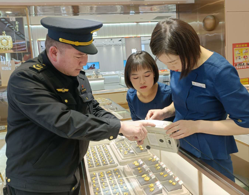 新疆伊宁市合作区市场监管所对金店计量器具进行专项监督检查FB体育 FB体育平台(图1)
