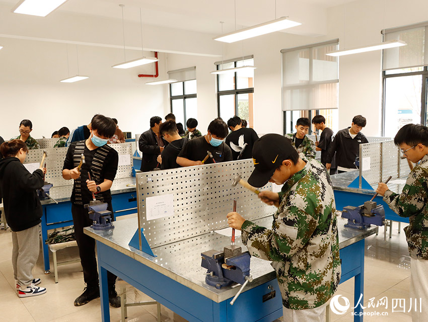 FB体育 FB体育平台遂宁能源职业学院：将大学建在能源产业链上(图1)