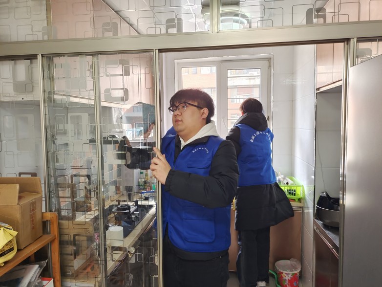 沈阳工学院机械工程与自动化学院与李石社区联合开展学雷锋志愿服务活动FB体育 FB体育平台(图2)