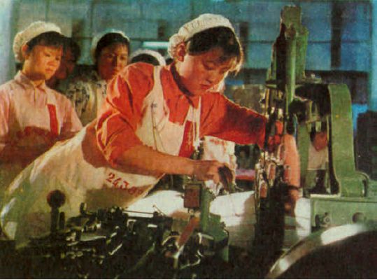 FB体育 FB体育平台彩色老照片 1978年蓬勃发展的江苏常州地方工业(图2)