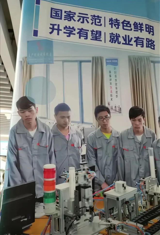 FB体育 FB体育平台机器人成最惨专业！大学转专业机器人超越土木转出人数排第一(图1)