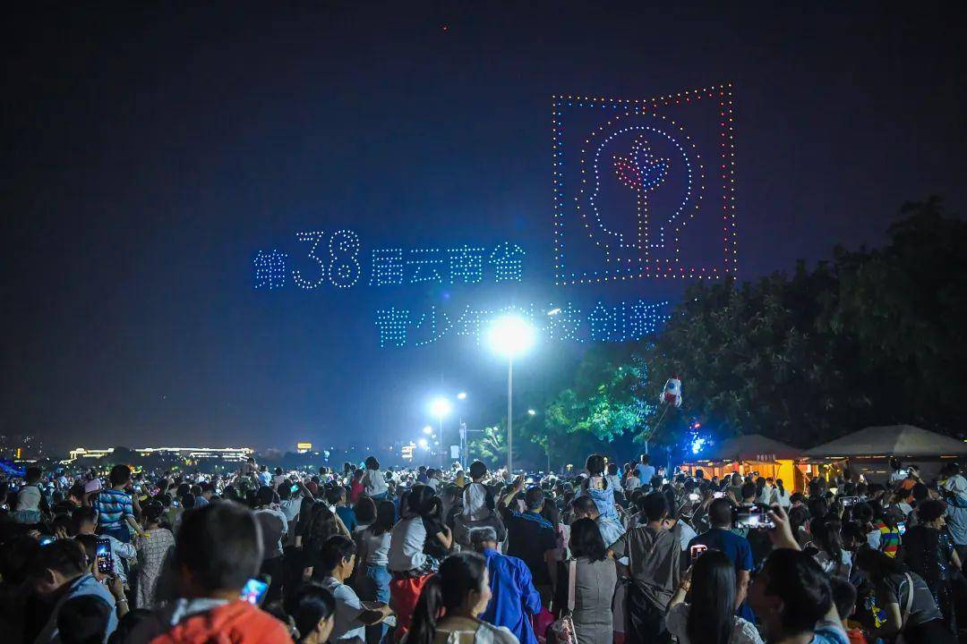 FB体育 FB体育平台千架无人机点亮弥勒夜空！万人围观(图3)