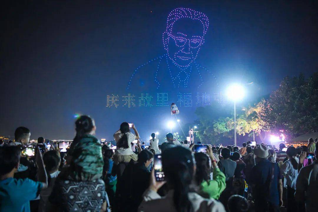 FB体育 FB体育平台千架无人机点亮弥勒夜空！万人围观(图8)