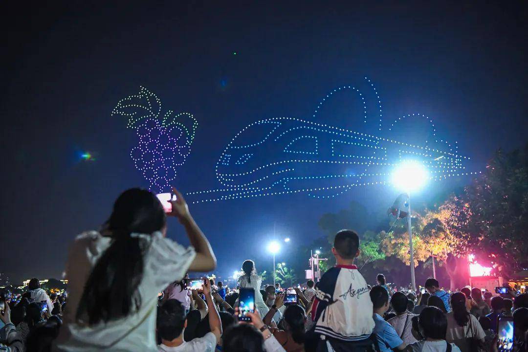 FB体育 FB体育平台千架无人机点亮弥勒夜空！万人围观(图11)