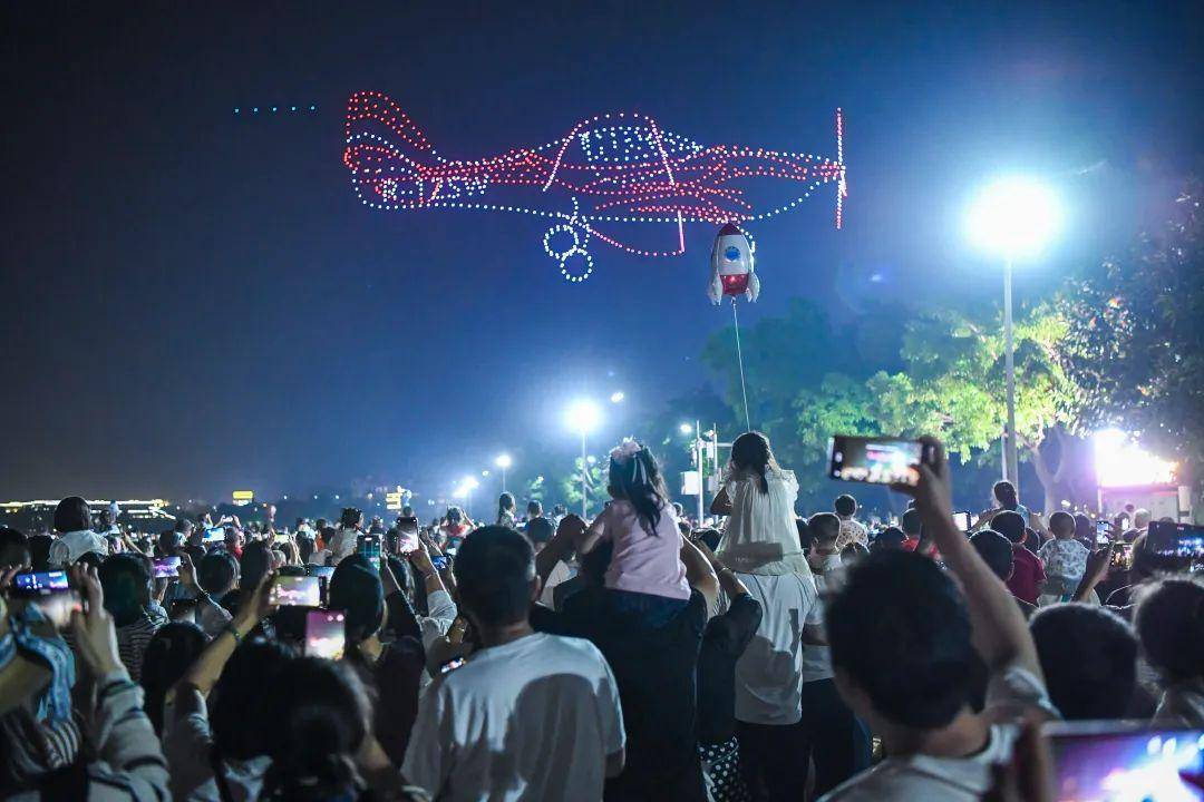 FB体育 FB体育平台千架无人机点亮弥勒夜空！万人围观(图13)
