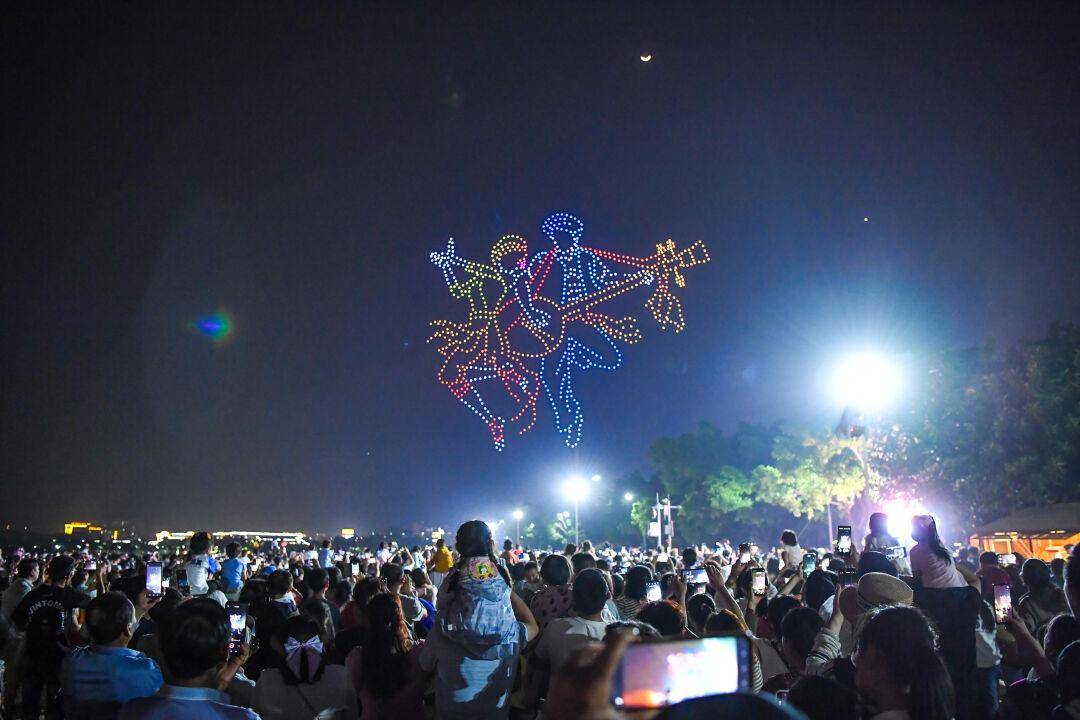 FB体育 FB体育平台千架无人机点亮弥勒夜空！万人围观(图15)