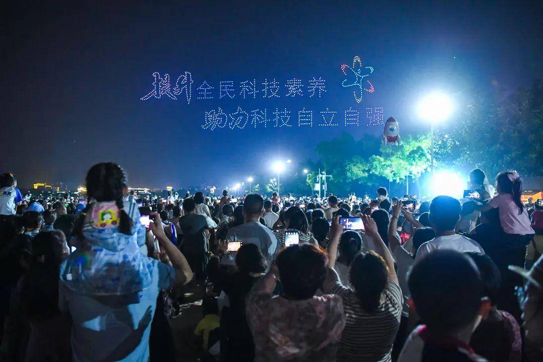 FB体育 FB体育平台千架无人机点亮弥勒夜空！万人围观(图16)