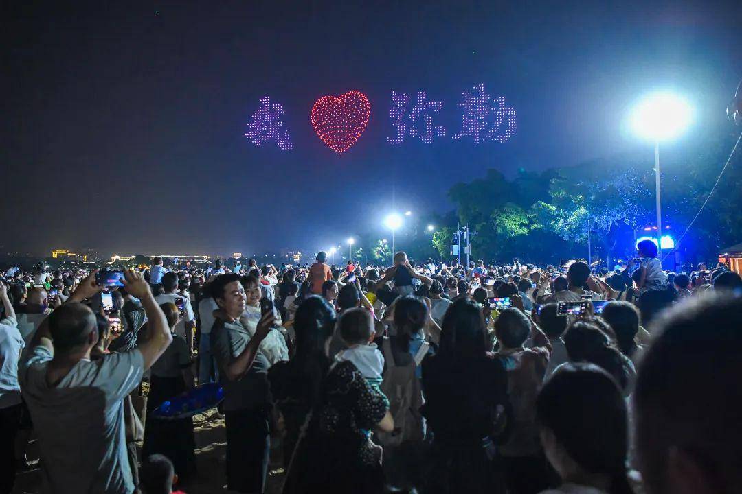 FB体育 FB体育平台千架无人机点亮弥勒夜空！万人围观(图19)