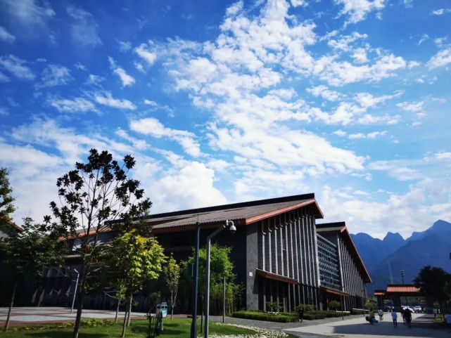 FB体育 FB体育平台西安建筑科技大学王牌专业它飞入繁空、潜至深海(图1)
