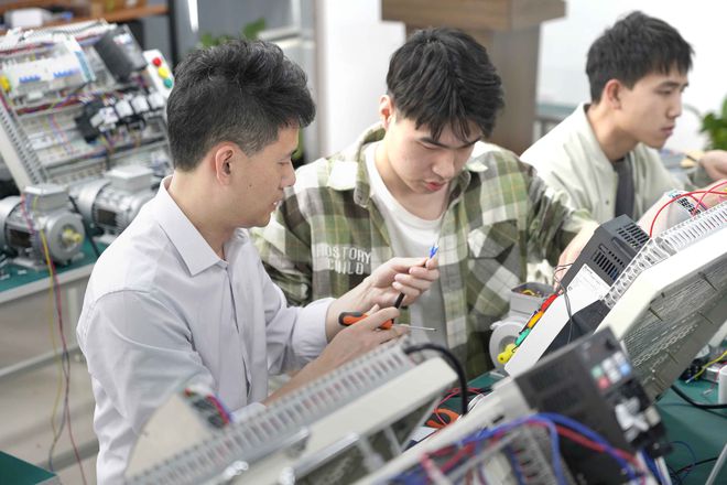 FB体育 FB体育平台本科生“回炉”读职校自动化工程师成为热门选择(图1)