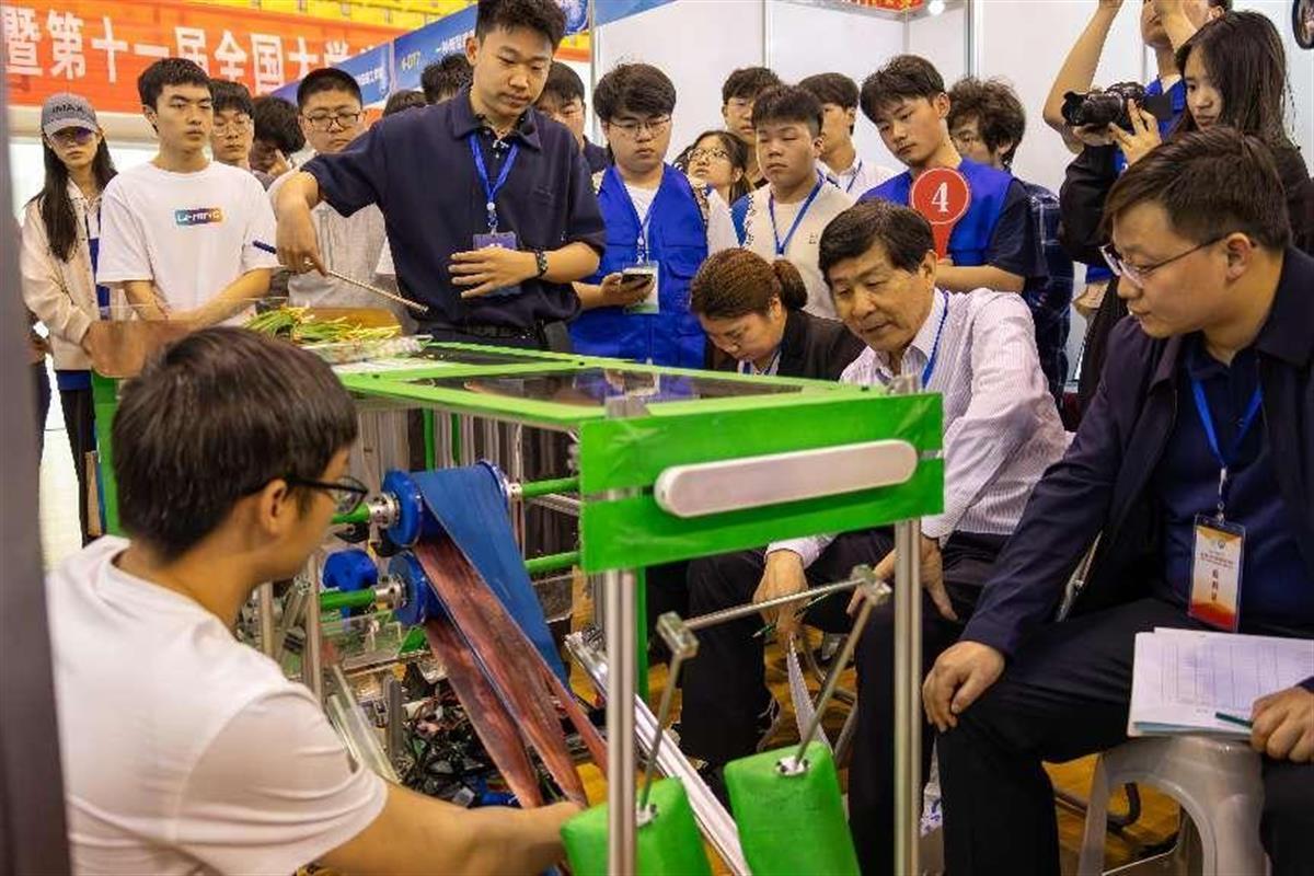 韭菜自动收割FB体育 FB体育平台打捆仿生青蛙比跳远这项首次由民办高校承办的省赛“尖板眼”众多(图2)