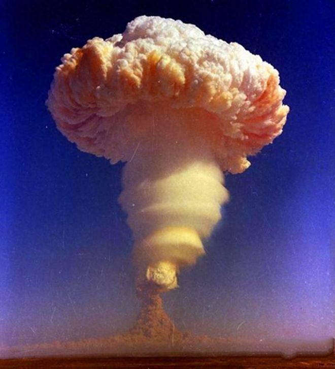 1971年氢弹空投失FB体育 FB体育平台败飞行员放弃跳伞周总理：人员全撤入地道(图1)