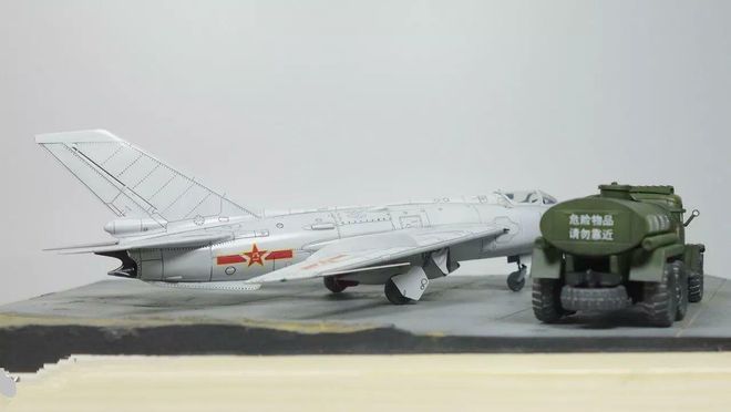 1971年氢弹空投失FB体育 FB体育平台败飞行员放弃跳伞周总理：人员全撤入地道(图3)